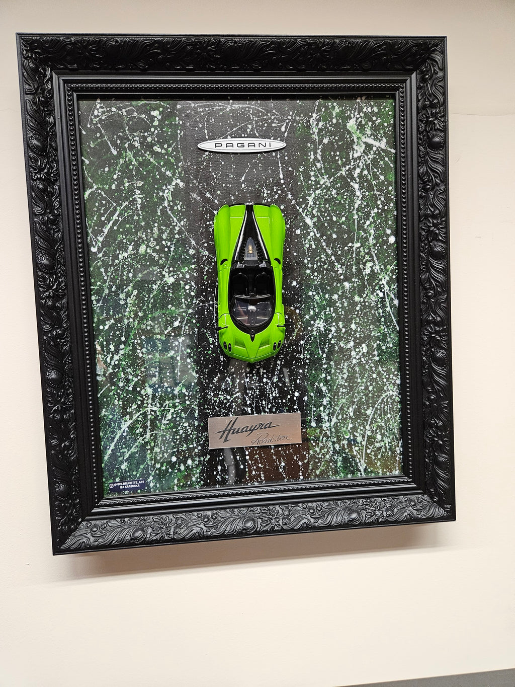 3D WANDBILD – HANDGEFERTIGTES KUNSTWERK MIT MODELLAUTO PAGANI HUAYRA ROADSTER (1:24) – GRÖSSE 50x60 CM