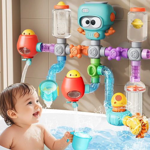 Kind spielt in der Badewanne mit Badespielzeug mit Saugnäpfen