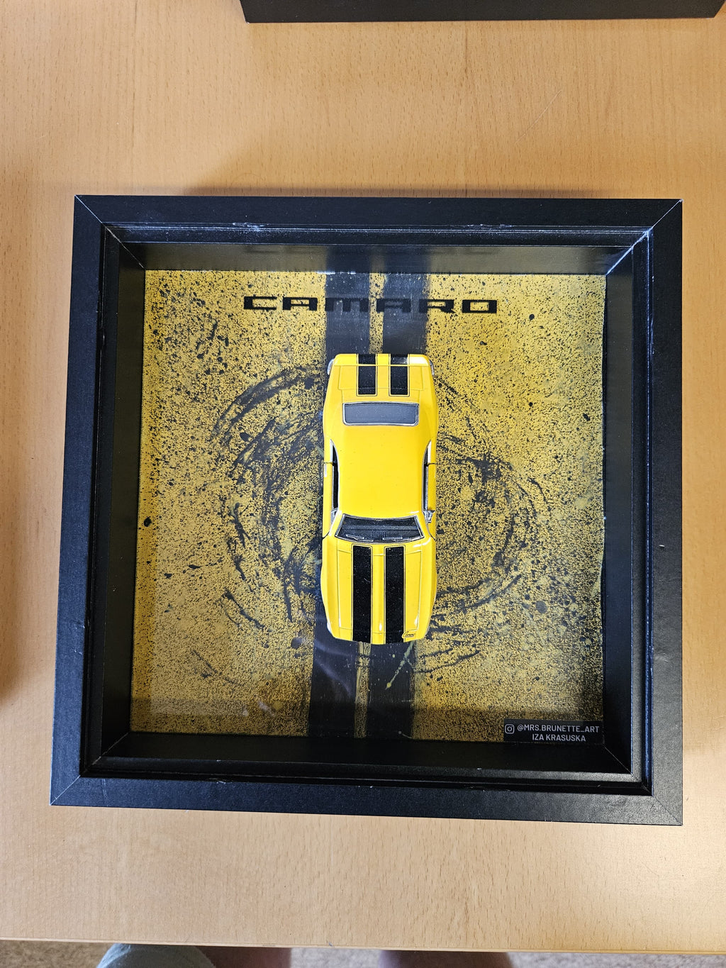 3D WANDBILD – YELLOW MUSCLE CAR EDITION (1:43) – HANDGEFERTIGTES KUNSTWERK – GRÖSSE 25x25 CM