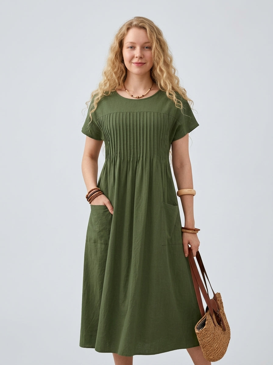 Damen Baumwollkleid Grün Plissee – lässiges Sommerkleid auf Modell, Vorderansicht | Lavinise
