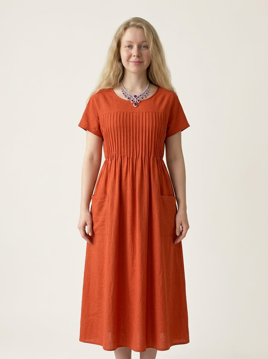 Damen Baumwollkleid Orange Plissee – lässiges Sommerkleid auf Modell, Vorderansicht | Lavinise