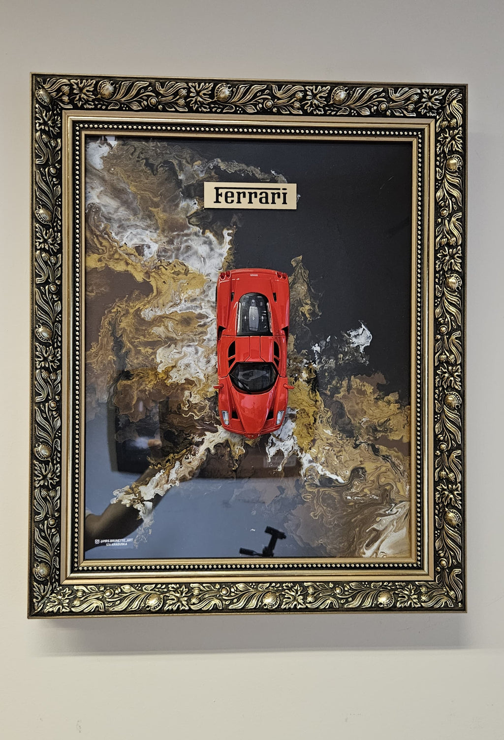 3D WANDBILD – HANDGEFERTIGTES KUNSTWERK MIT MODELLAUTO FERRARI (1:24) – GRÖSSE 50x60 CM