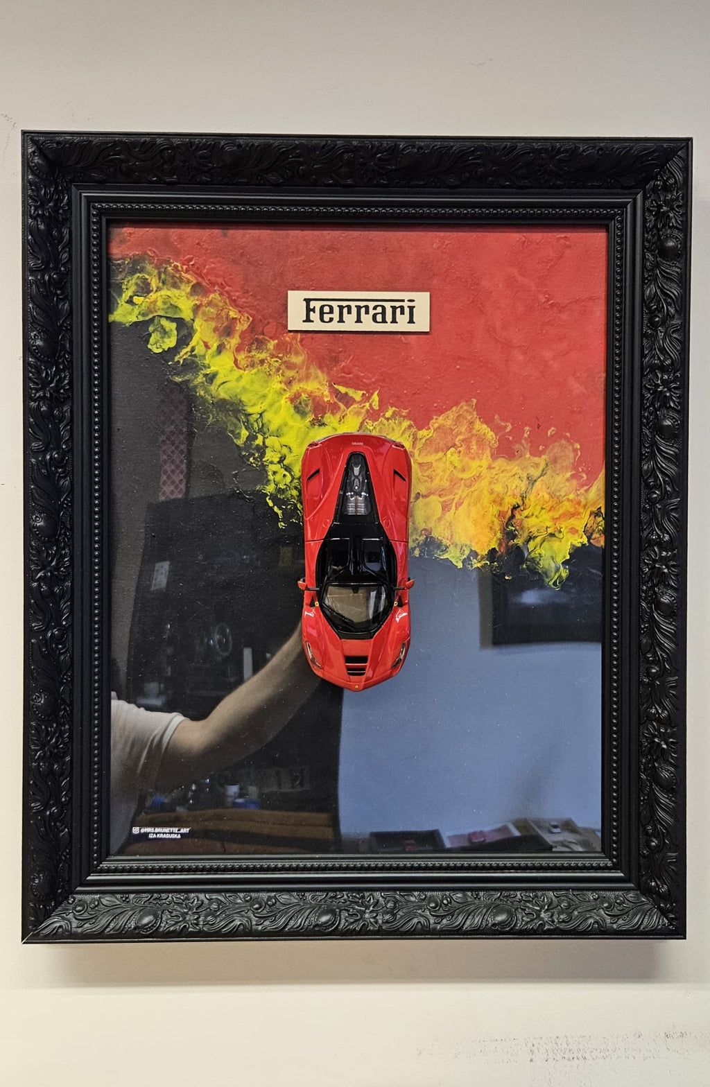 3D WANDBILD – HANDGEFERTIGTES KUNSTWERK MIT MODELLAUTO FERRARI (1:24) – GRÖSSE 50x60 CM